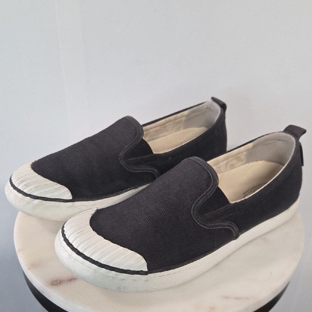 Slip-On Canvas Sneakers in Black and White Size 9.5
